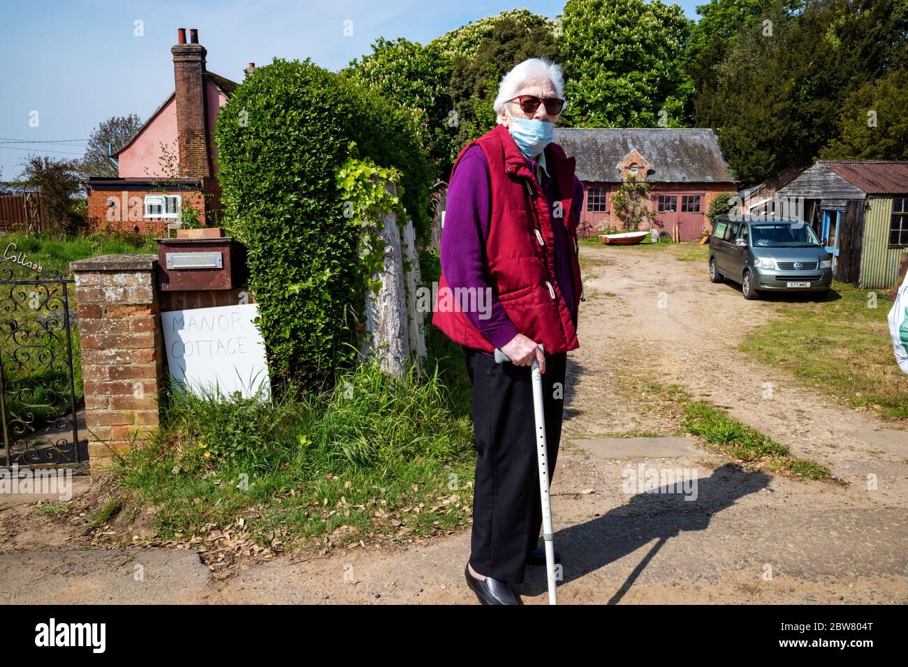 Pensionista de edad avanzada que usa la máscara facial incorrectamente Foto de stock