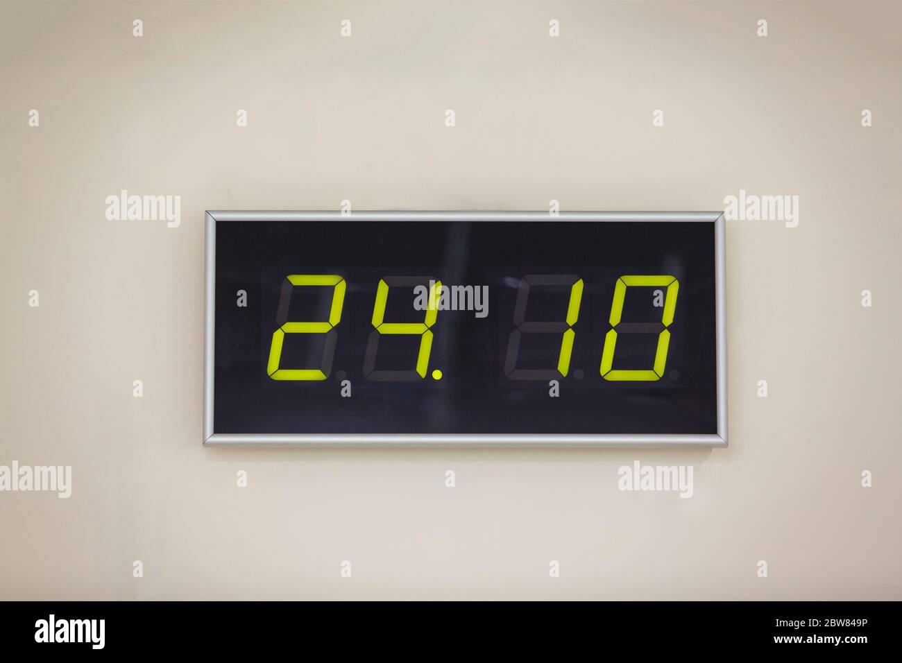 Reloj digital negro sobre fondo blanco mostrando la hora 24:10 Fotografía  de stock - Alamy