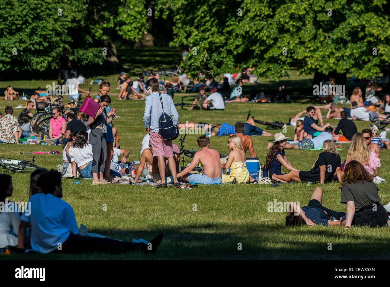 Londres, Reino Unido. 30 de mayo de 2020. Los grupos grandes se relajan y se reúnen, contra la guía, en el Parque St James cuando sale el sol de nuevo. El "bloqueo" continúa para el brote de Coronavirus (Covid 19) en Londres. Crédito: Guy Bell/Alamy Live News Foto de stock