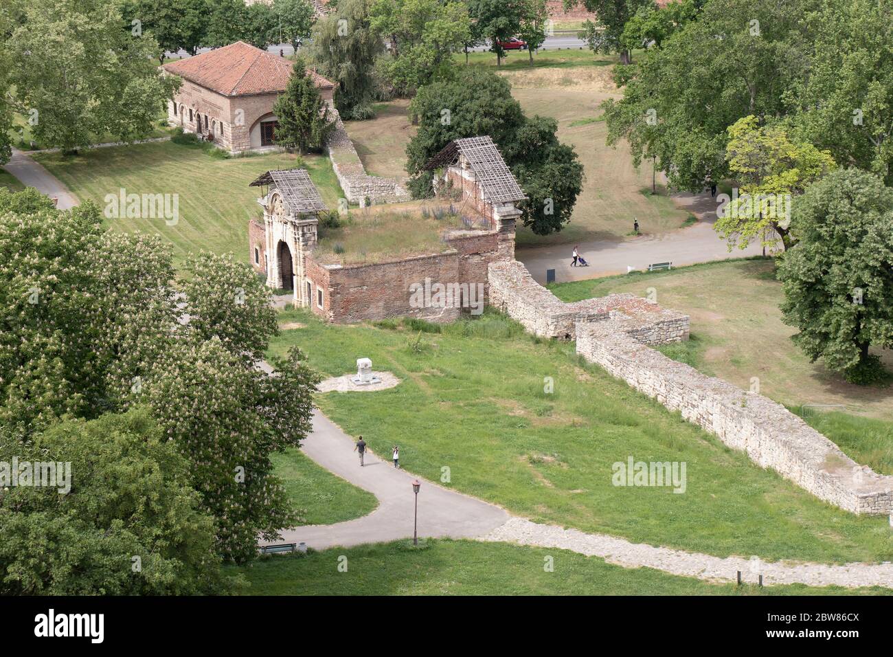 Belgrado, Serbia - 12 de mayo de 2020: Kalemegdan parque, su ciudad baja con ruinas de la época romana y medieval, y restos de la puerta de Carlos VI, a partir de 1736, Foto de stock