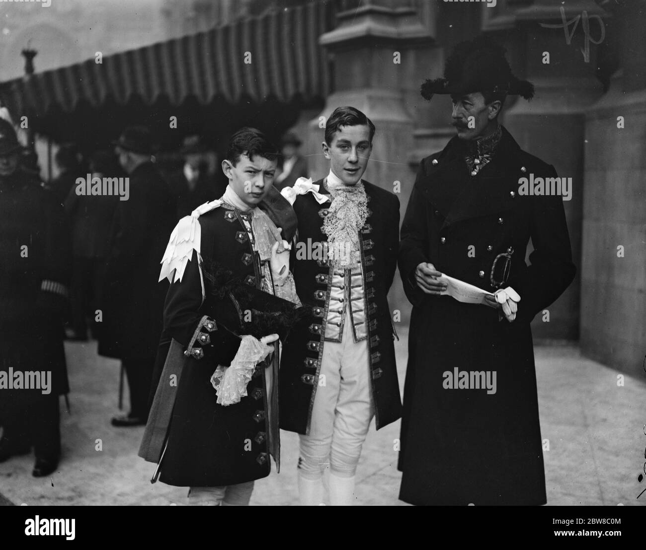 En la apertura estatal del Parlamento. De izquierda a derecha: El Hon Alexander Mackenzie y el Hon Godfrey Faussett , las Páginas del Rey con el Hon Montague Eliott . 9 de diciembre de 1924 Foto de stock