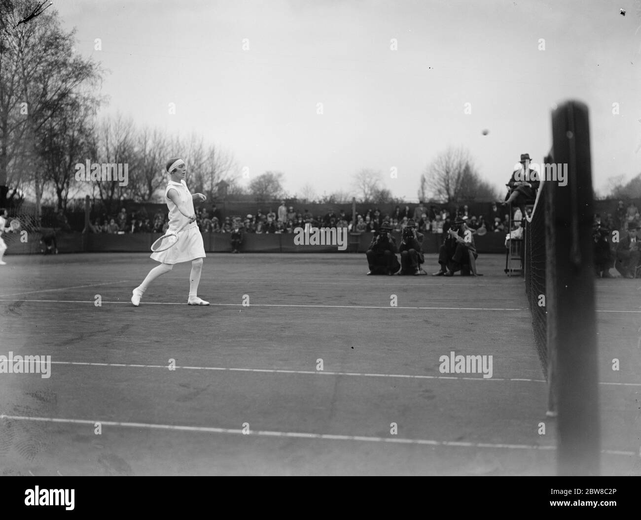 Torneo de Surrey Hard Court en Roehampton . Señorita Lumley Ellis en juego . 16 de abril de 1927 Foto de stock