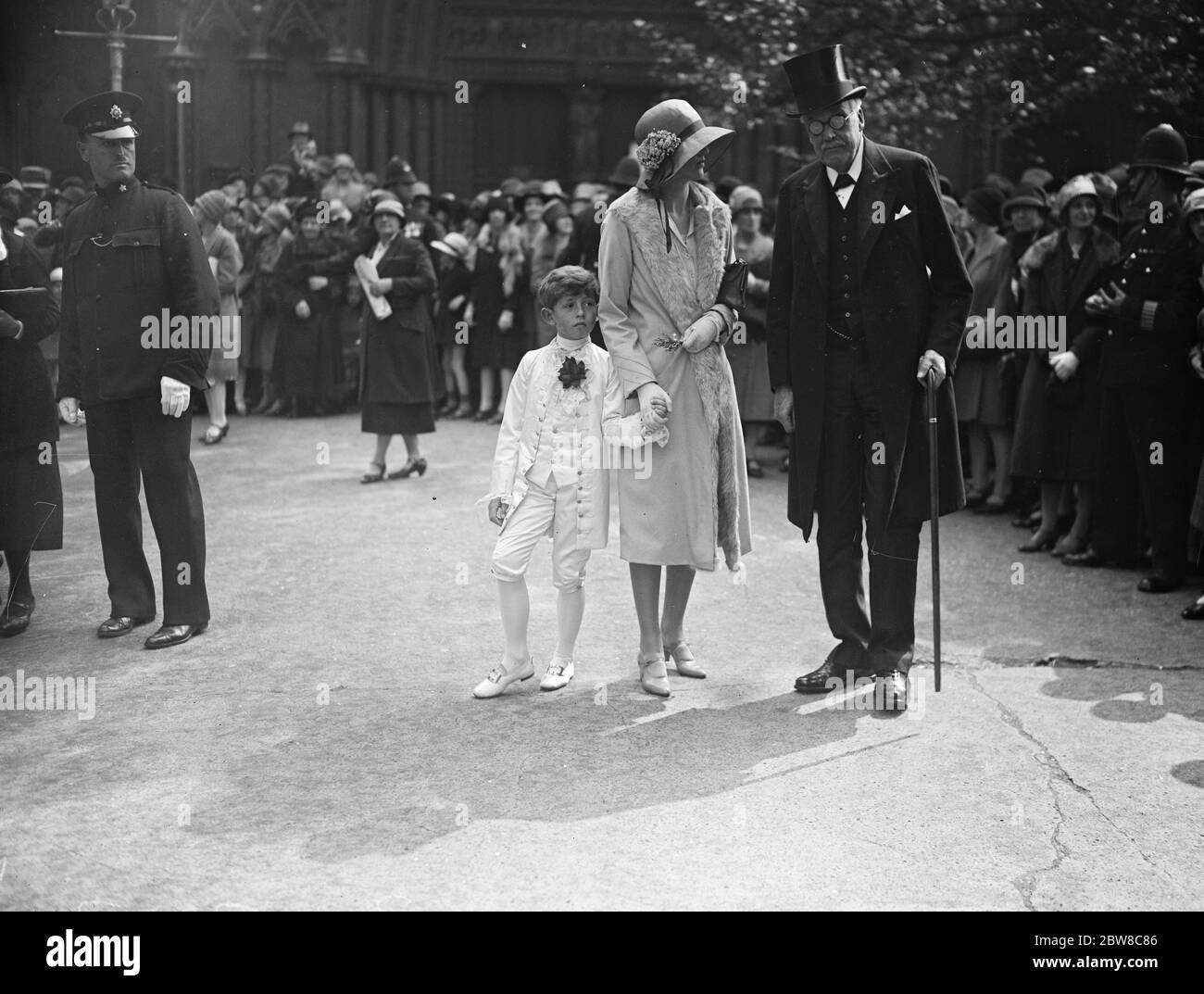 La boda de la señorita Marcella Duggan con el Sr. E Rice en St Margaret's el miércoles. El conde de Balfour saliendo con un pequeño train-bearer . 18 de mayo de 1927 Foto de stock