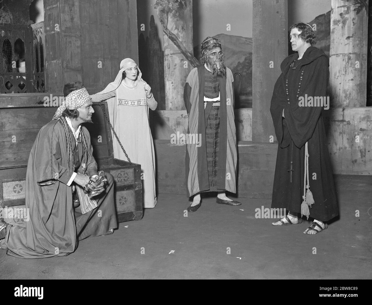 Ensayo de ' el judío que se va a dar la andada ' en Drury Lane , Londres . De izquierda a derecha Matteo Bottadio , el judío ( Matheson Lang ) , Gianella Mottadio , su esposa ( Fay Compton ) , Andrea Michelotti , un comerciante de Messina ( Baliol Holloway ) , y Pietro Morelli , un Padre ( Owen Nares ) . 22 de mayo de 1927 Foto de stock