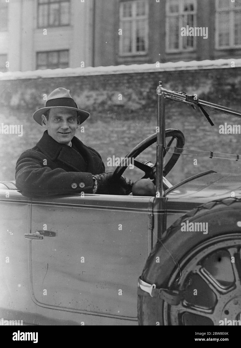 Una interesante foto del Príncipe Heredero de Dinamarca , que ahora está en una visita a Londres , al volante de un coche Fiat . 16 de diciembre de 1927 Foto de stock