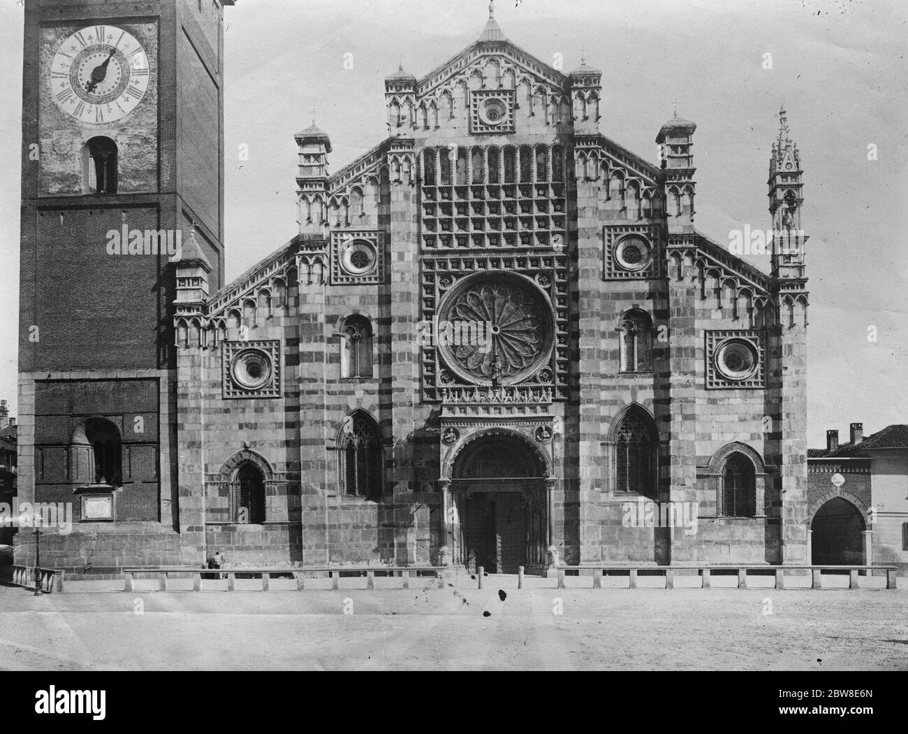 Diez muertos en ciclón. Famosa Catedral dañada. Catedral de Monza en Italia. 31 de agosto de 1928 Foto de stock
