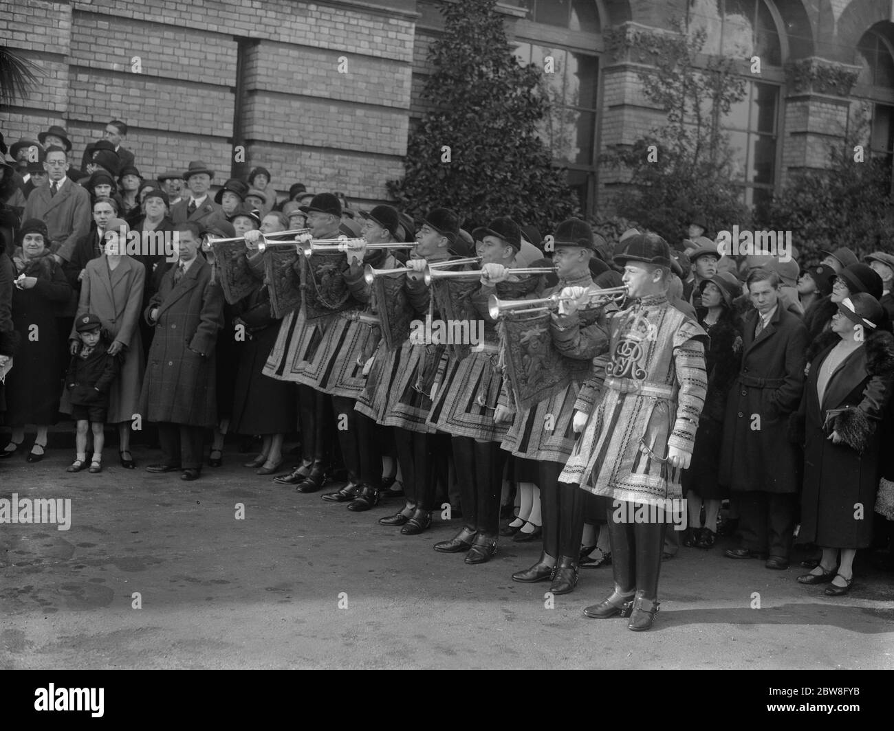 El alcalde visita el palacio Alexandra. Trompetistas sonando un fanfarria a la llegada del Alcalde en la ceremonia de apertura de la Gran exposición del Norte de Londres. 14 de octubre de 1931 Foto de stock