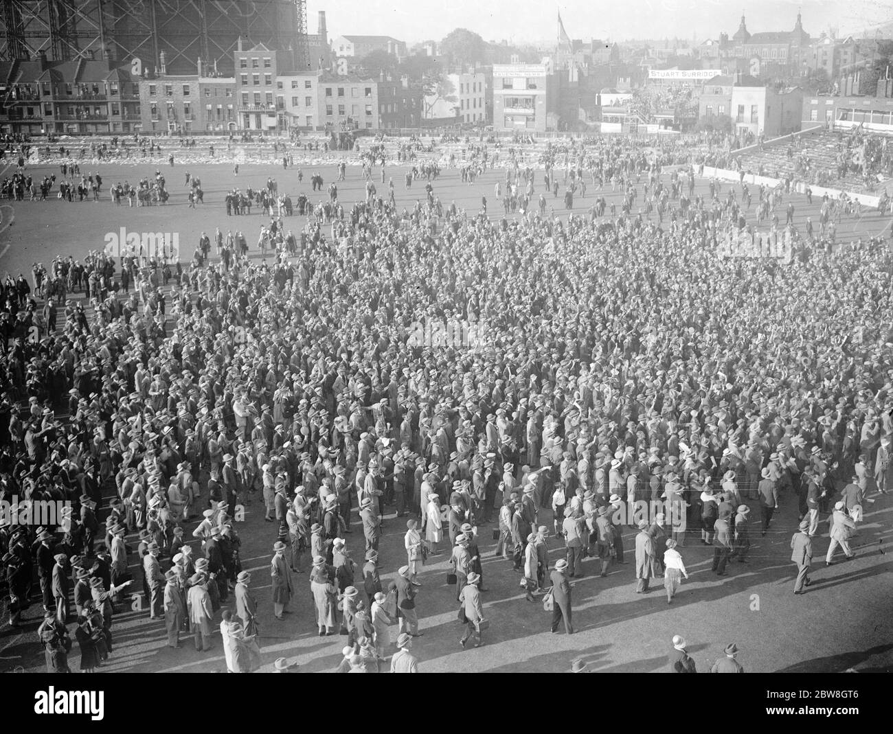Prueba de partido , Oval , primer día . Parte de la multitud animando a los equipos al final del juego del primer día . 1930 Foto de stock