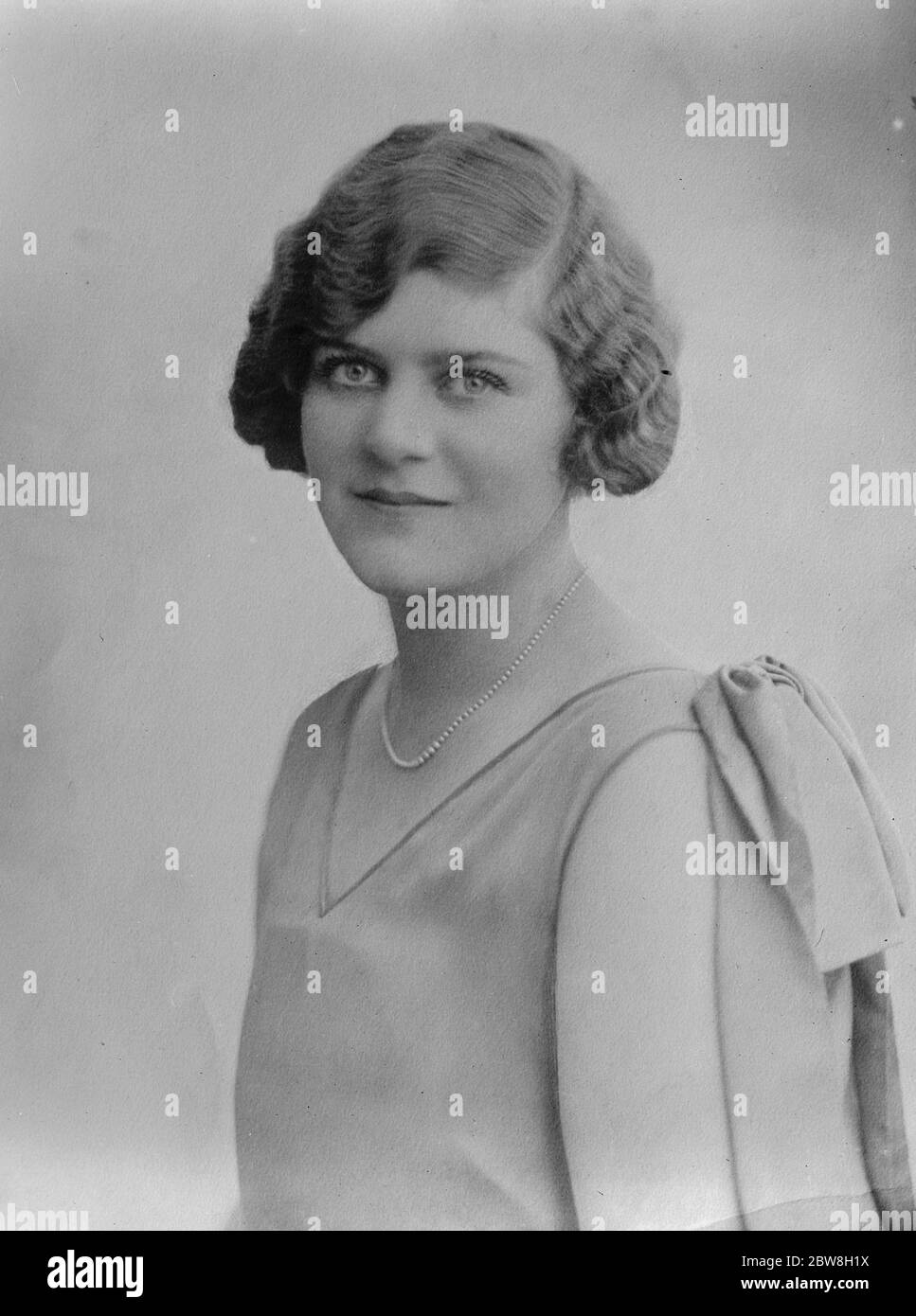 La hija de Sir Samuel y Lady Instone se involucró. Sra. Mary Instone , hija de Sir Samuel y Lady Instone , que está comprometida con el Sr. Leo Gallop , de Hampstead . 1933 Foto de stock