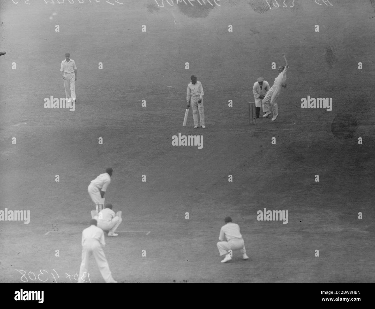 El segundo día del partido de prueba en el Kennington Oval . Inglaterra contra las Indias Occidentales . Padre Marriot , quien tomó cinco de las wickets de las Indias Occidentales para 37 carreras en la primera entrada , boliche a Oscar da Costa en la segunda entrada de las Indias Occidentales . 14 de agosto de 1933 Foto de stock