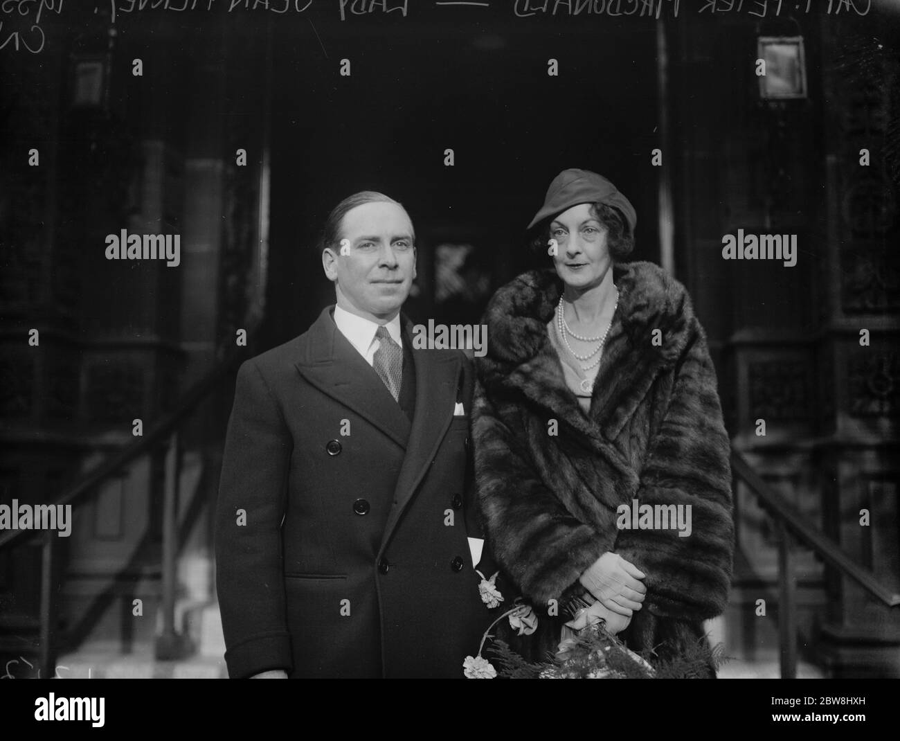 El matrimonio del capitán Peter Macdonald y la señora Jean Hervey en Caxton Hall, Oficina de Registro . 14 de diciembre de 1933 Foto de stock