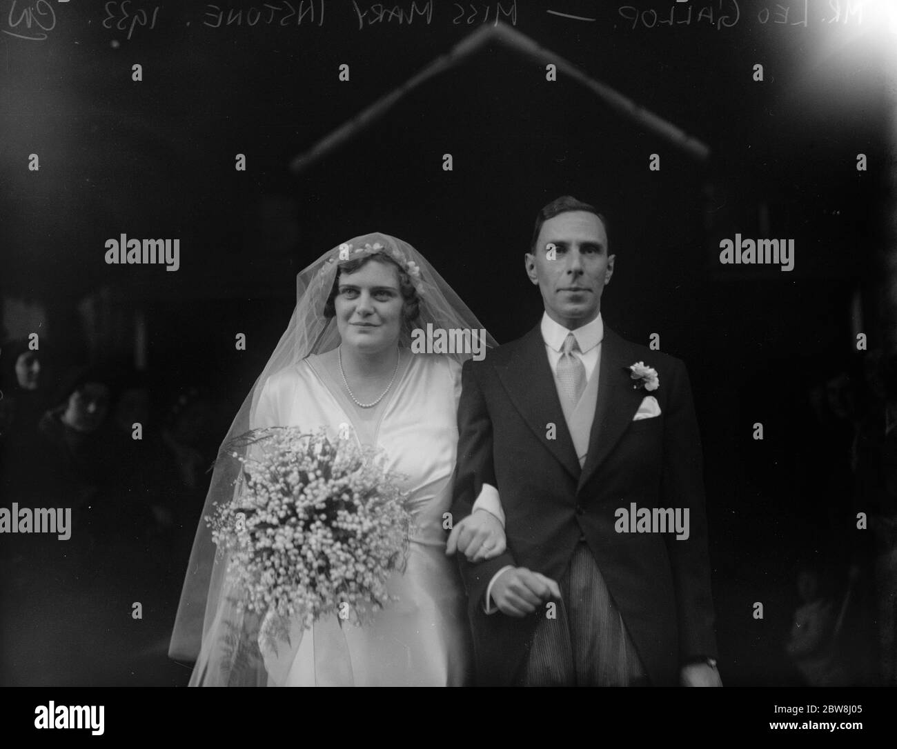 La hija de Sir Samuel Instone lloré . La Srta. Mary Instone se casó con el Sr. Leo Gallop en la Sinagoga del Oeste de Londres. 14 de marzo de 1933 Foto de stock