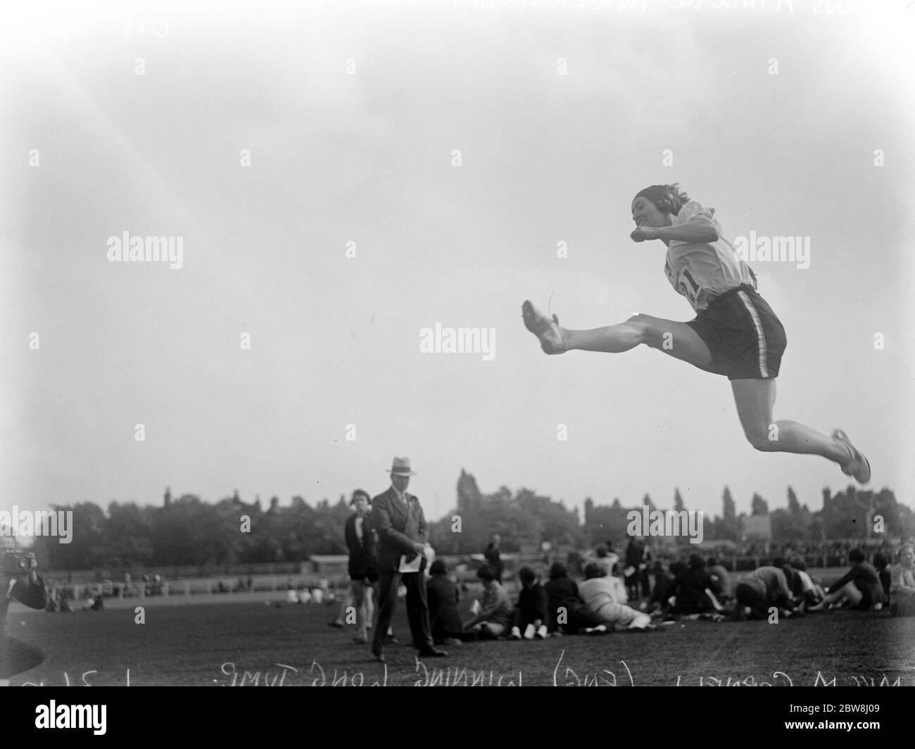 Mujeres atletas concurso triangular internacional en Birmingham. Miss M Cornell ( Inglaterra ) gana el salto largo internacional. 26 de julio de 1930 Foto de stock