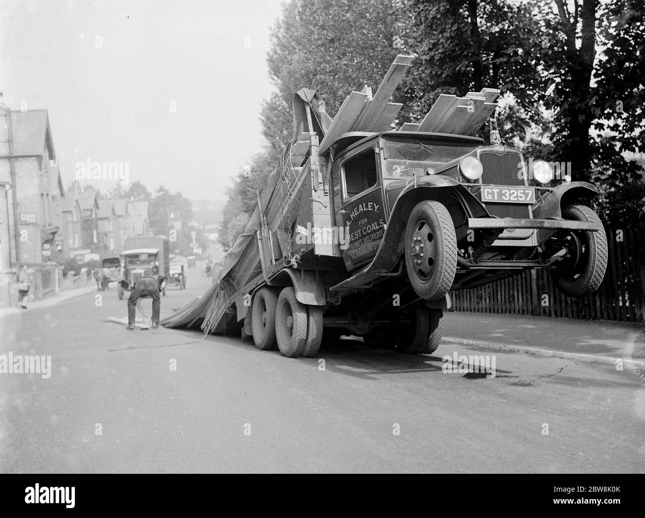 Un camión se inclina hacia atrás, derramando su carga en Sevenoaks, Kent. 1935 . Foto de stock