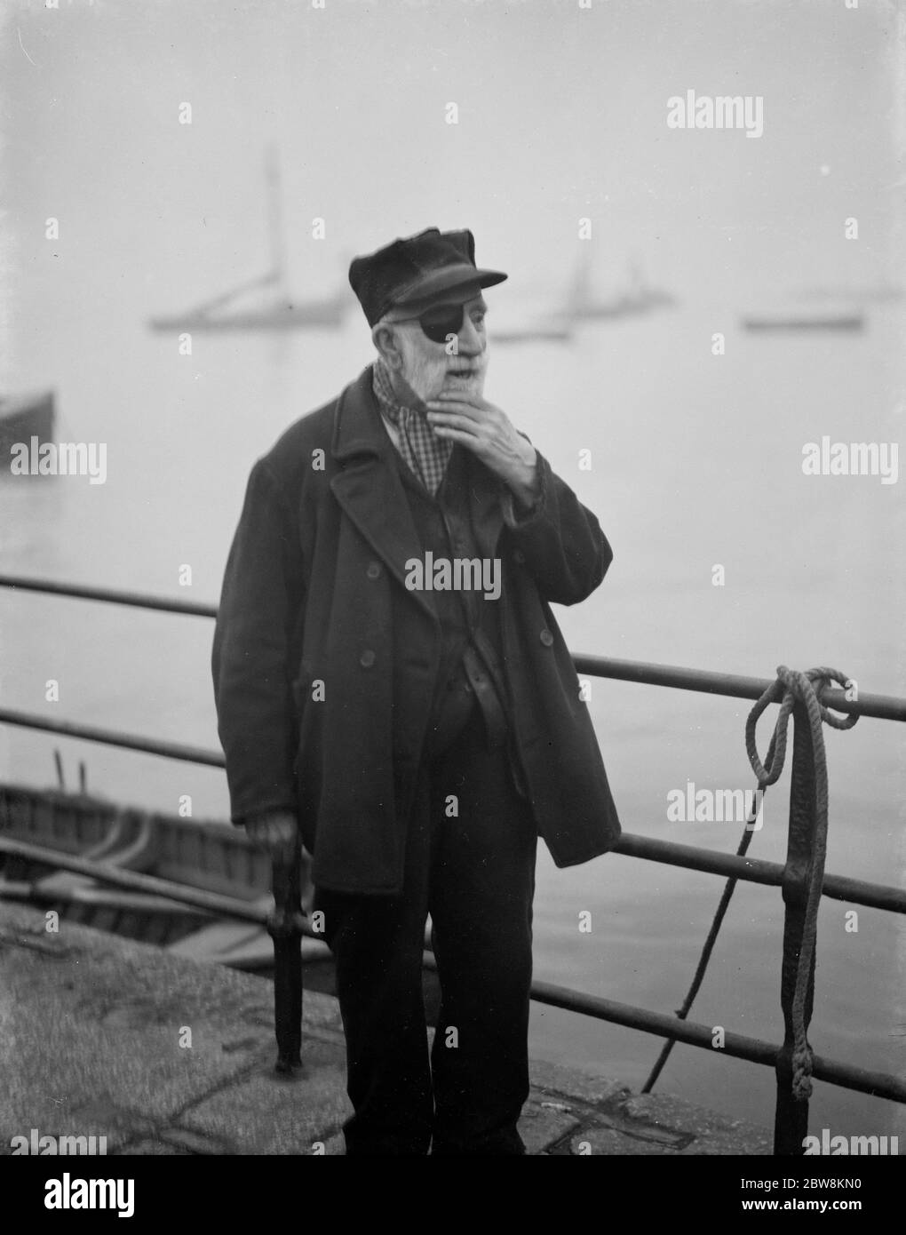 El Sr. L M Allen de Gravesend le acaricia la barba en una pose. 1938 Foto de stock