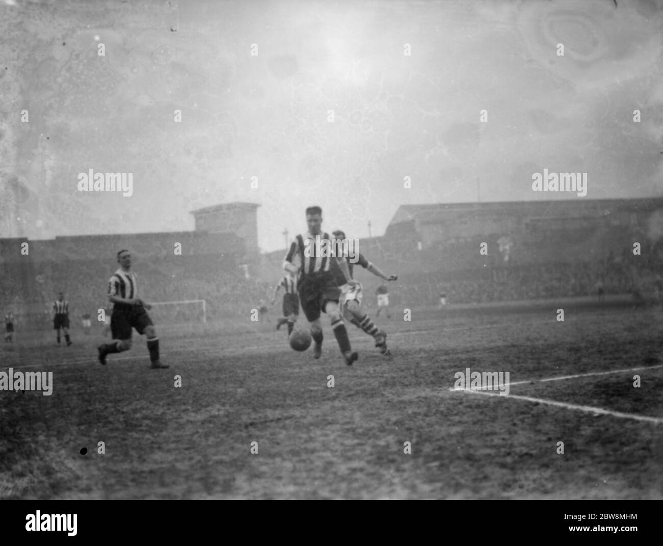 Millwall club de fútbol contra Notts County club de fútbol . Dos jugadores compiten por la pelota. 1936 Foto de stock