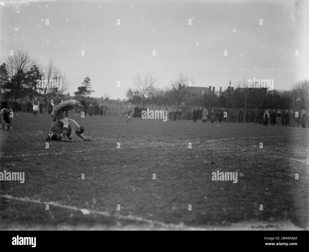 Swanley Athletic vs. Bexley - Kent Amateur League - 07/03/36 el portero recoge la pelota. 1936 Foto de stock