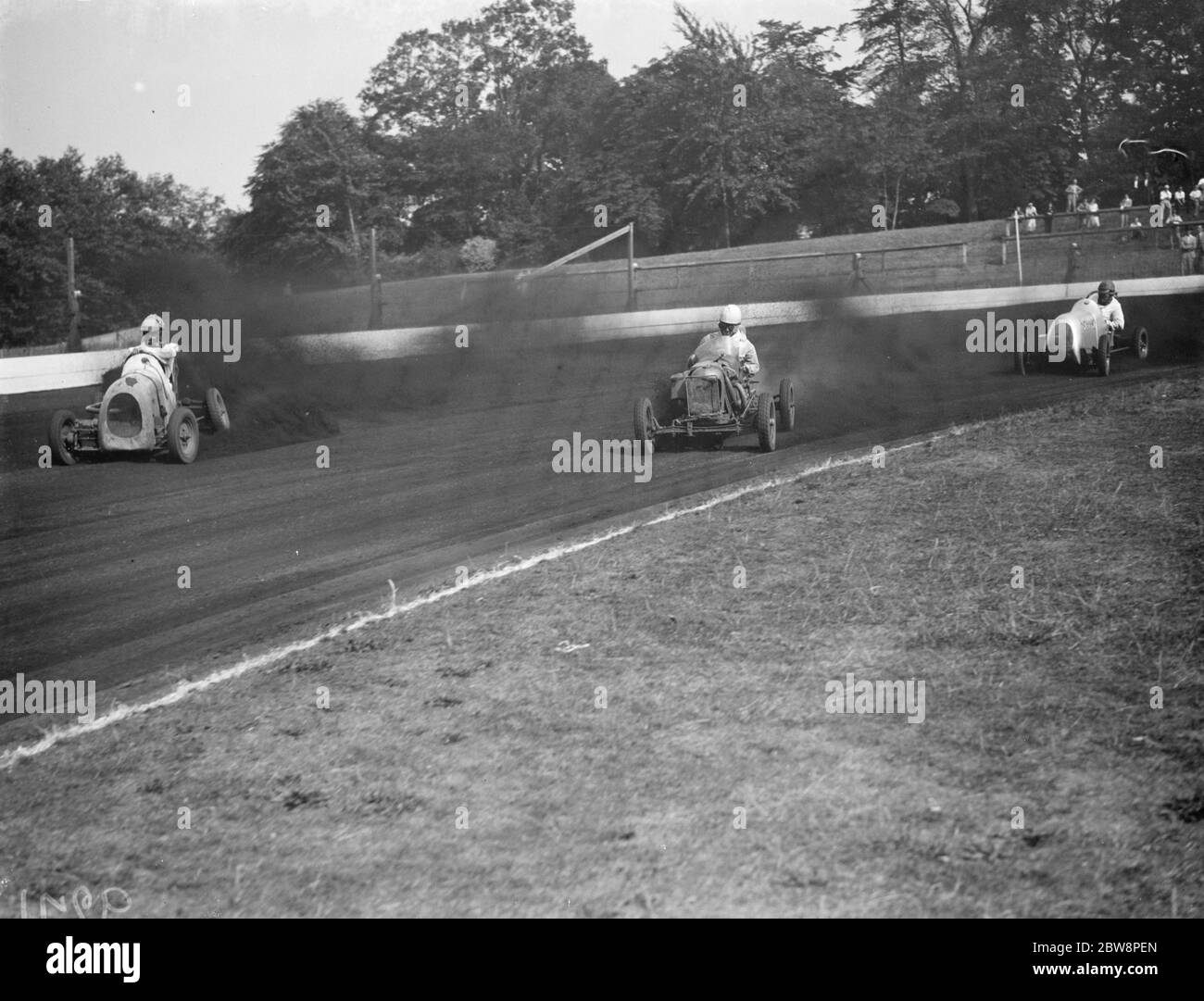 el Gran premio de carreras de coches en miniatura del Palacio de Cristal. Basil de Mattos pierde sus ruedas. 1938 Foto de stock