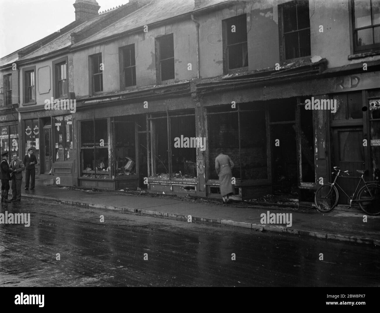 El quemado - fuera de los restos de una tienda en Swanscombe, Kent después de un incendio. 1937 Foto de stock