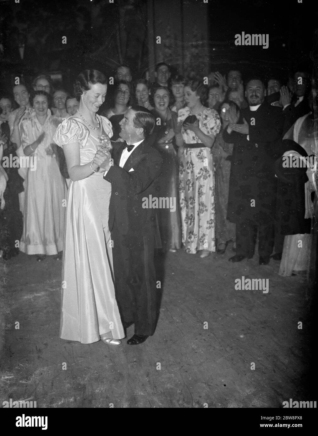 El jockey campeón retirado, Steve Donoghue y una joven lideran el primer baile en la apertura de Carlton Hall, Erith, Kent. 1937 Foto de stock