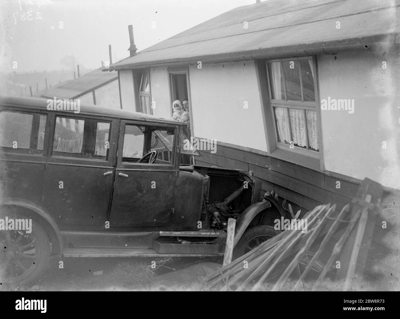El coche golpea el hutment No13 en Eltham. 15 de noviembre de 1935 Foto de stock