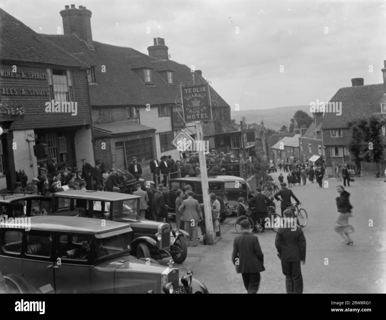 Centro de la aldea bulliciosa fuera del Ye Olde ' Sarre ' y el hotel Crowne en Goudhurst, Kent . 1936 Foto de stock