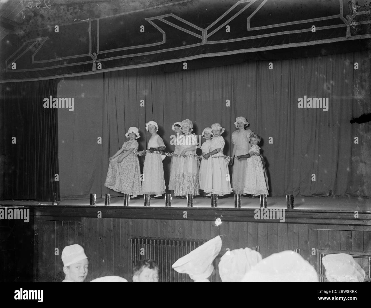 Escuela de San Filomena 's entretenimiento de Navidad. 1935 Foto de stock