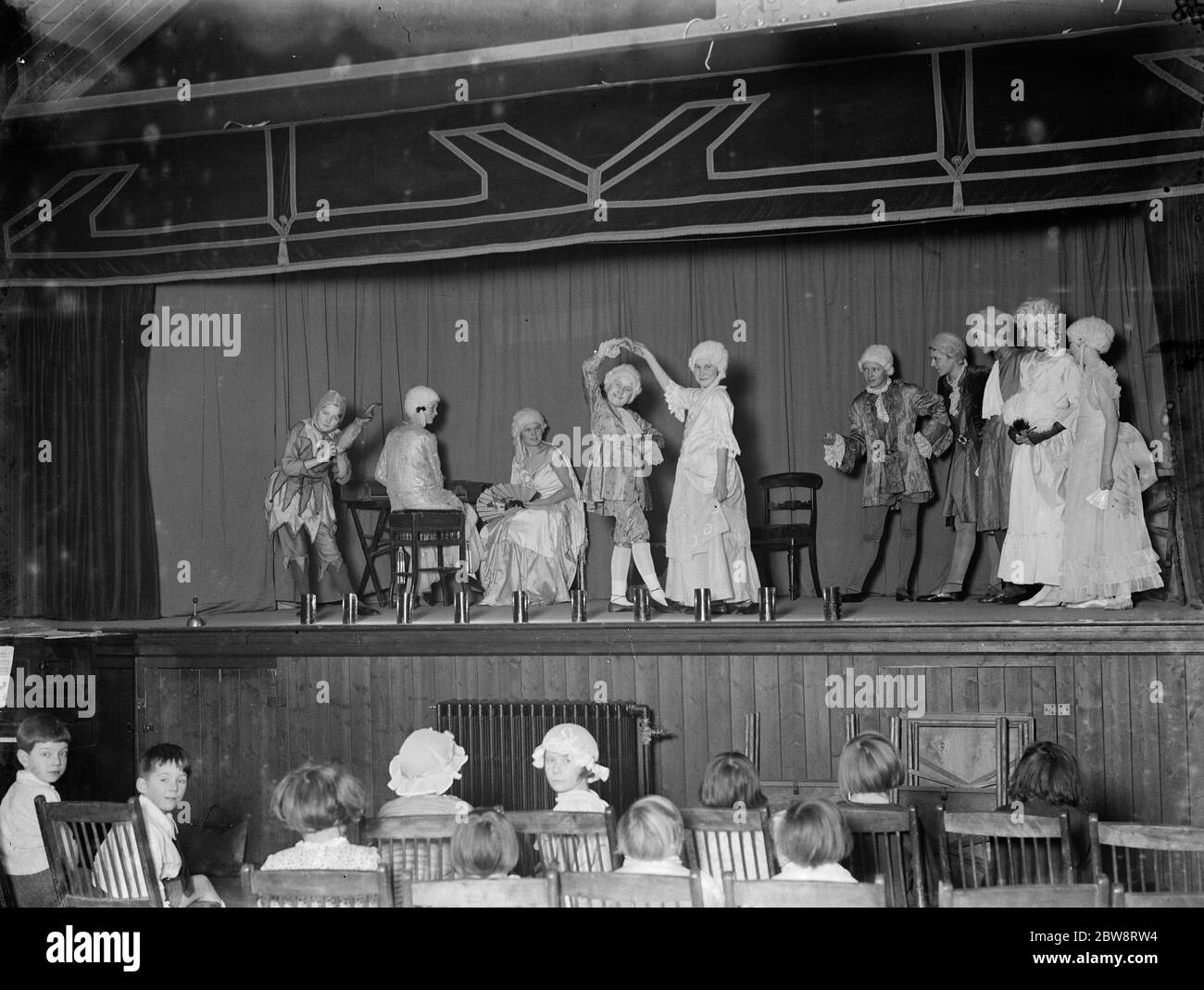 Escuela de San Filomena 's entretenimiento de Navidad. La fiesta de la casa. 1935 Foto de stock