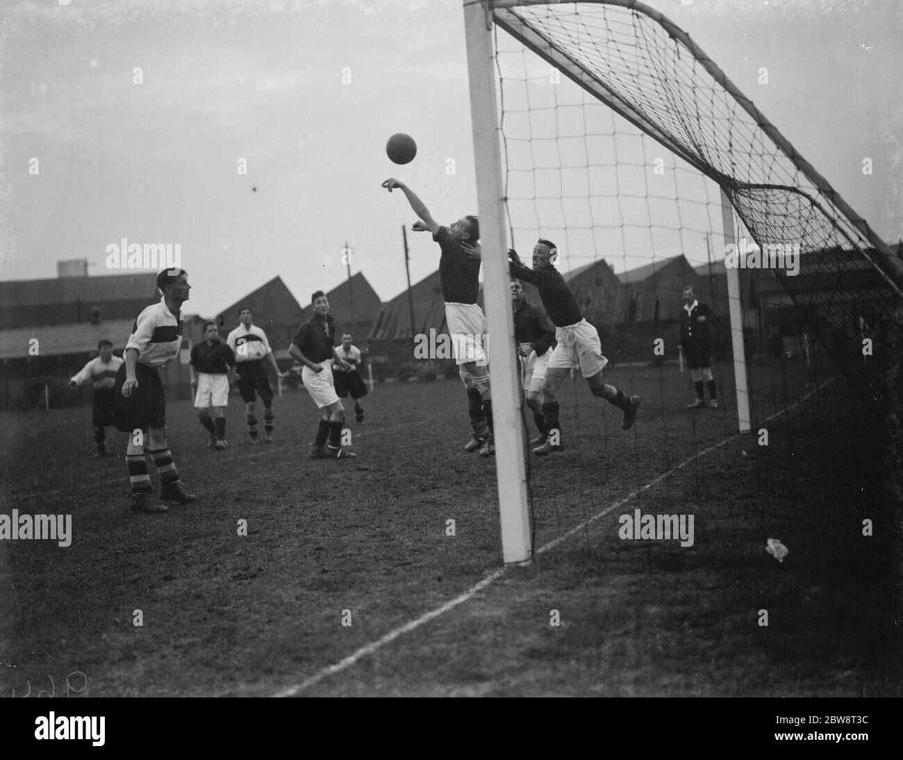 Callender Athletic vs. Cray Wanderers - FA Cup - Badcock, defensor de Cray Wanderers, maneja la pelota - 01/10/38 el portero lucha por la pelota en el aire. 1936 Foto de stock