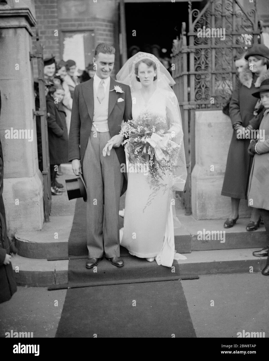 Boda del Sr. RAD Lascelles y la Srta. M D Turner . La novia y novio que sale de la iglesia. 26 de febrero de 1938 Foto de stock