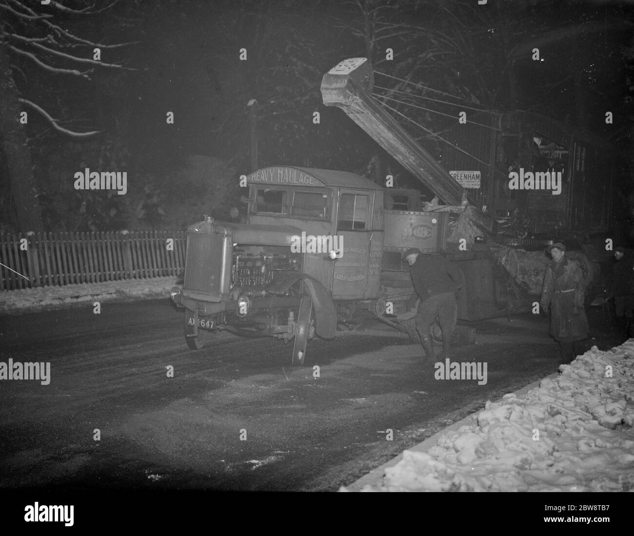 Una grúa de transporte pesado en movimiento después de mantener la carretera arriba después de un accidente en el hielo en Poll Hill, Kent . 1938 Foto de stock