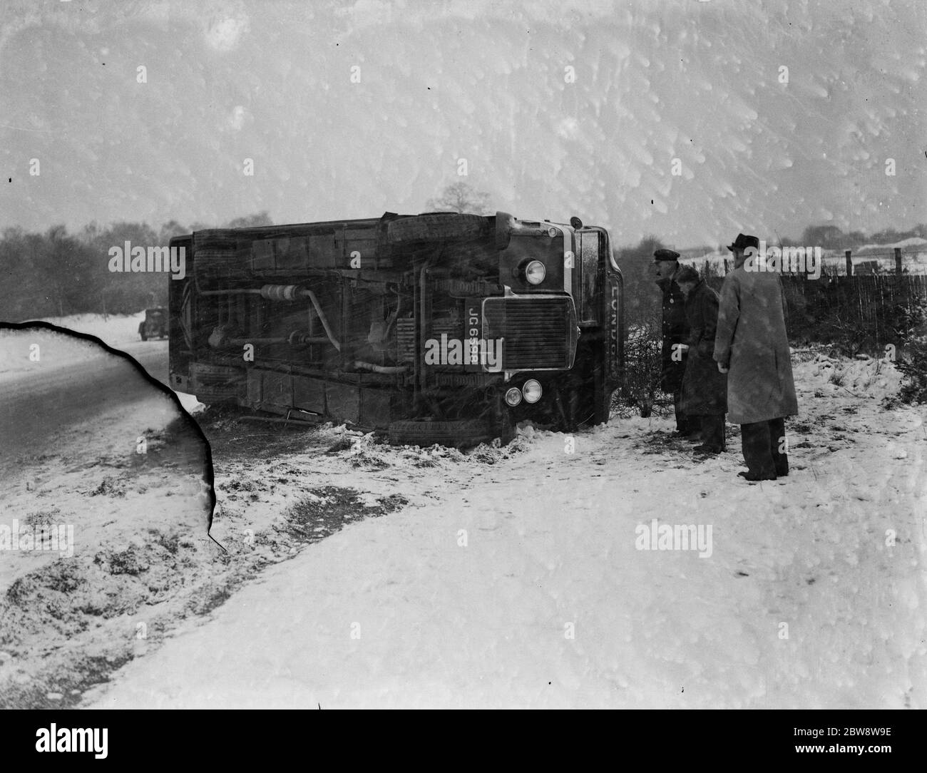 Un entrenador se estrelló en condiciones invernales en Dartford, Kent. 1938 Foto de stock