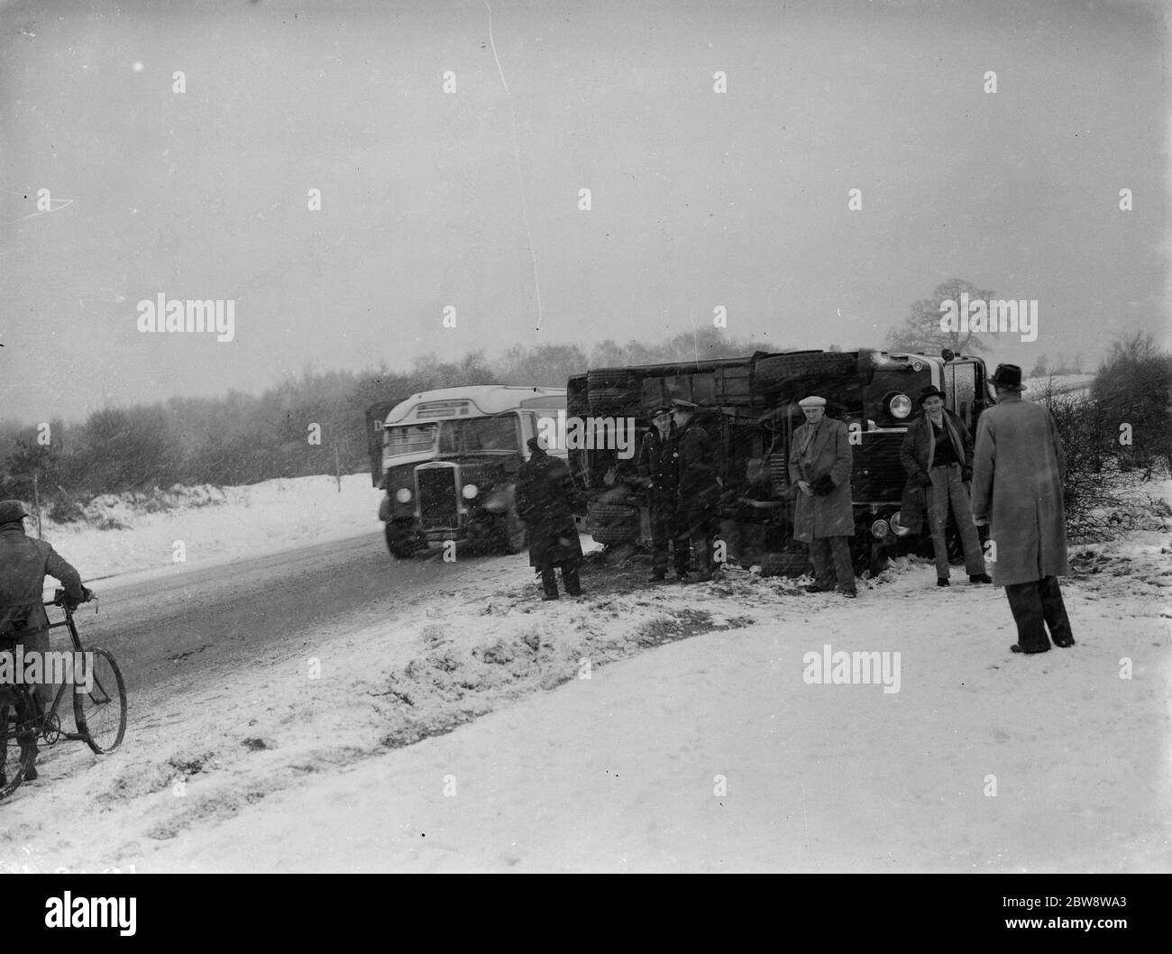 Un entrenador se estrelló en condiciones invernales en Dartford, Kent. 1938 Foto de stock