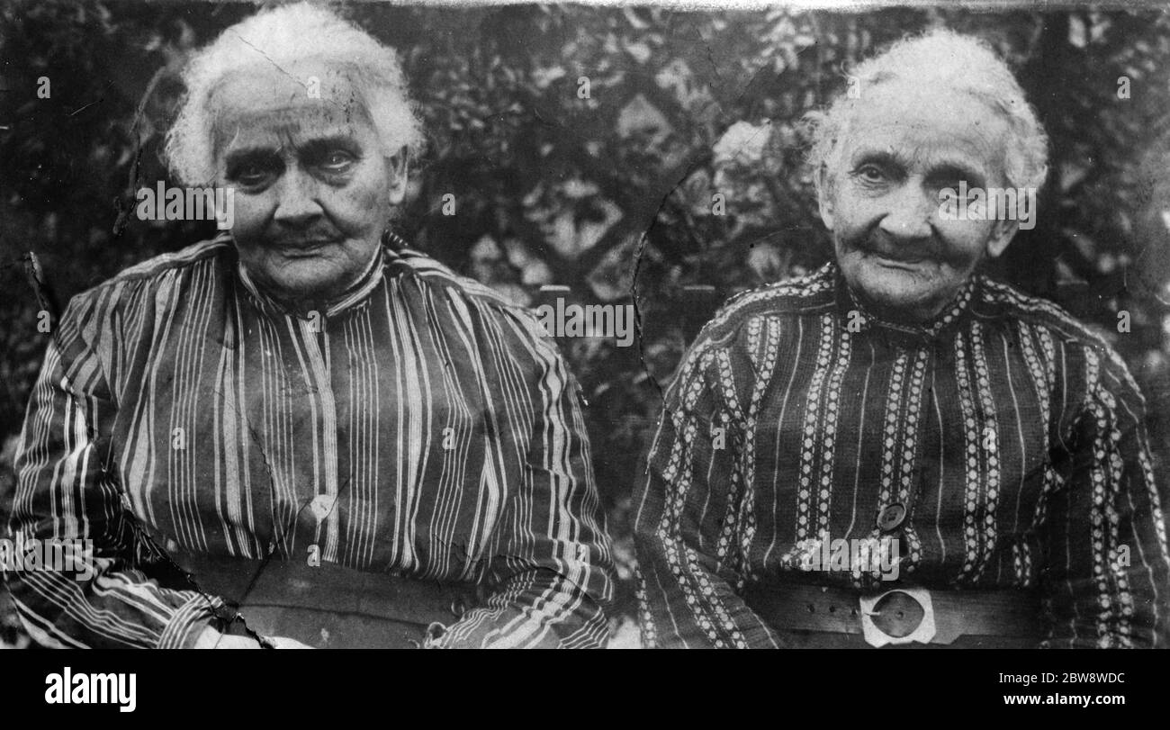 Gemelos: Sra. James Cook y Sra. Edward Watson. 1938 Foto de stock