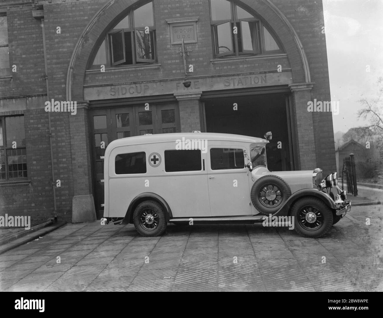 Una nueva ambulancia, aparcada fuera de la estación de bomberos de Sidcup, Kent. 1937 Foto de stock