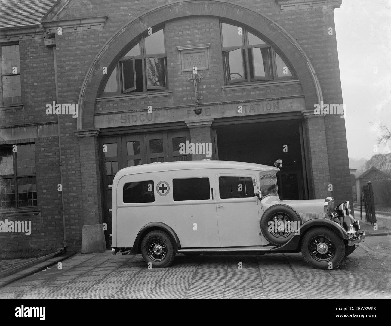 Una nueva ambulancia, aparcada fuera de la estación de bomberos de Sidcup, Kent. 1937 Foto de stock