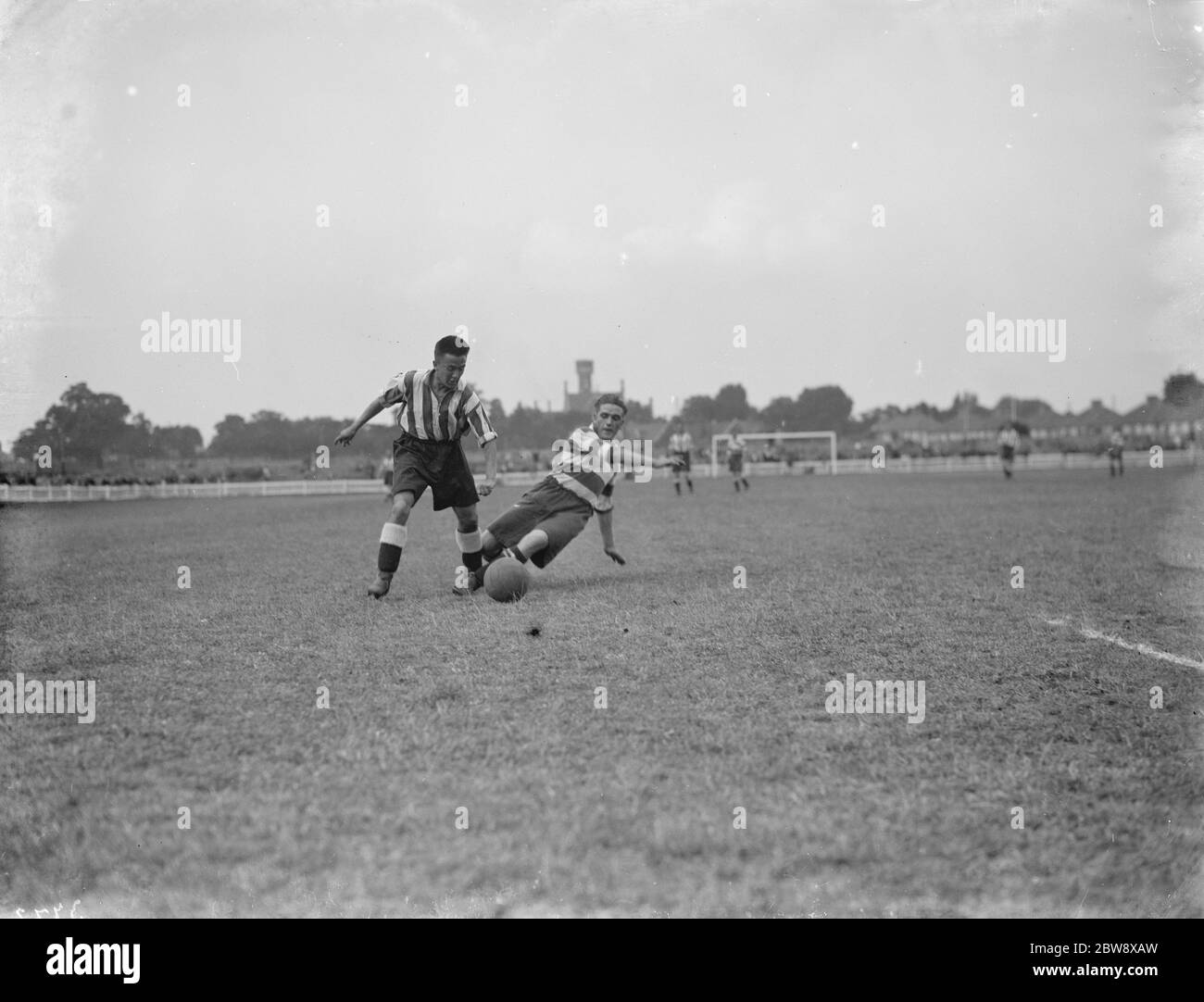 Dartford - partido de prueba - Bob Gardiner puntajes. - 21/08/36 dos jugadores compiten por el balón. 1936 Foto de stock