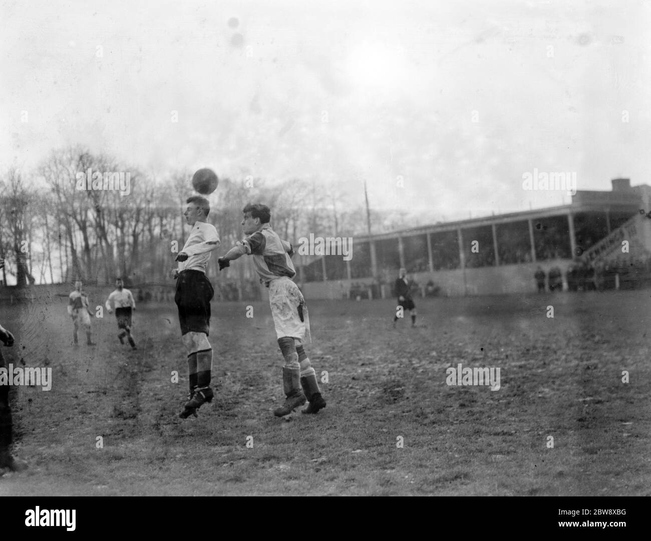 Bexleyheath & Welling vs. Erith y Belvedere - Kent League - 06/03/37 compitiendo por la pelota en el aire. 1937 Foto de stock