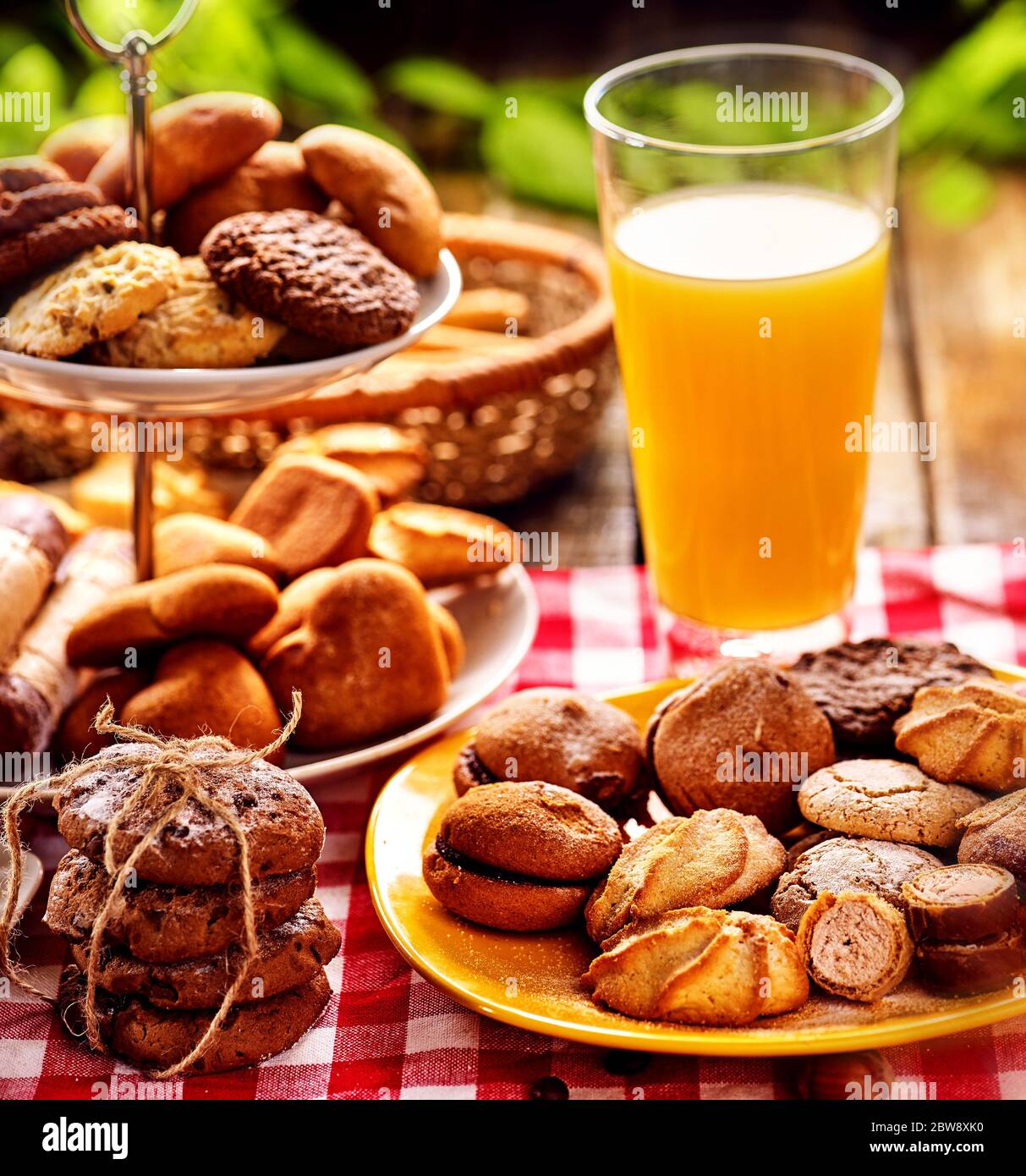 Chocolate galletas de harina de avena, corazón de arena en forma de pastel  con jugo de naranja Fotografía de stock - Alamy