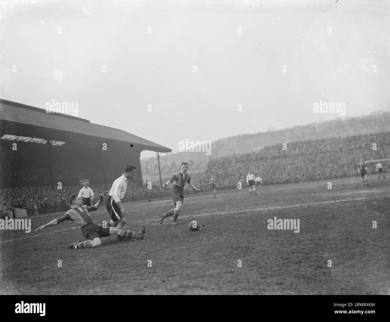 Un partido de fútbol semifinal de la Copa Amateur. Los jugadores compiten por la pelota. 1937 Foto de stock