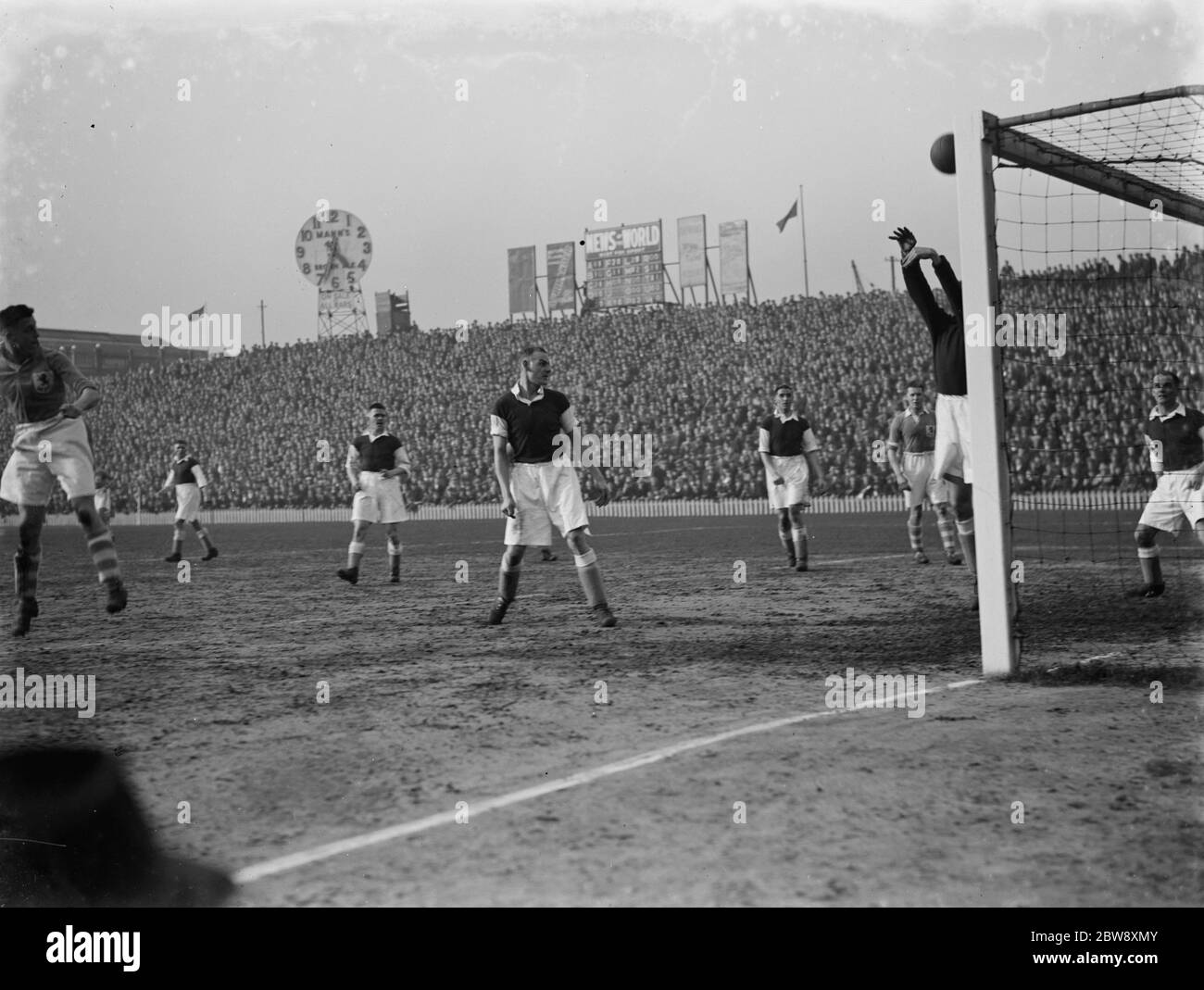 Partido de fútbol entre Millwall y Wolverhampton . Objetivo de acción de boca, la bola golpea la barra . 1937 Foto de stock