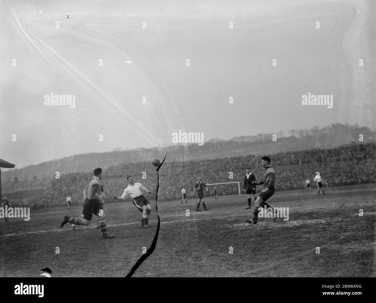 Un partido de fútbol semifinal de la Copa Amateur. Acción en el campo . 1937 Foto de stock