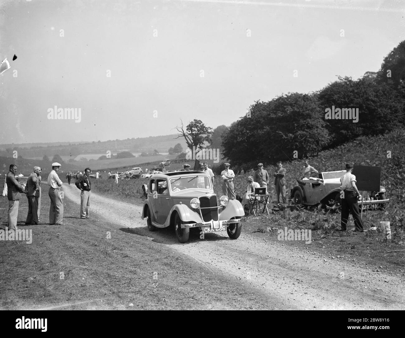 Una lucha de coches sobre la cumbre en el rally de la colina arriba. 1936 . Foto de stock