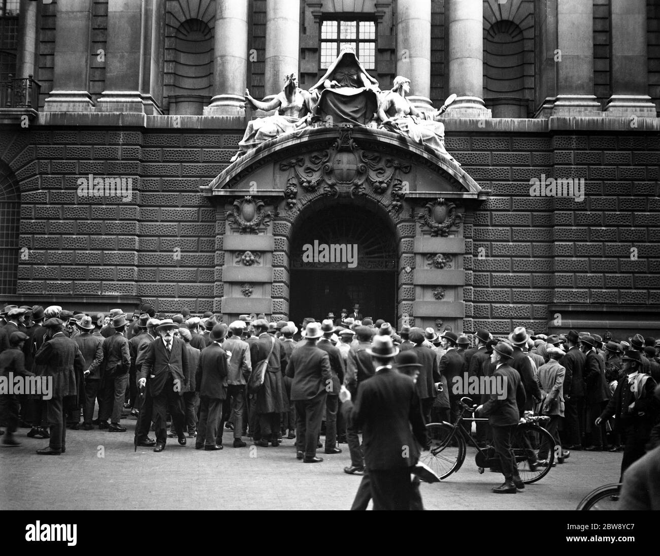 Mme Fahmy no culpable. La escena fuera del Viejo Bailey al final del juicio mostrando a la multitud que se reunió para escuchar el resultado. 15 de septiembre de 1923 Marie-Marguerite fue acusada de disparar a su esposo el Príncipe Ali Kamel Fahmy Bey Foto de stock