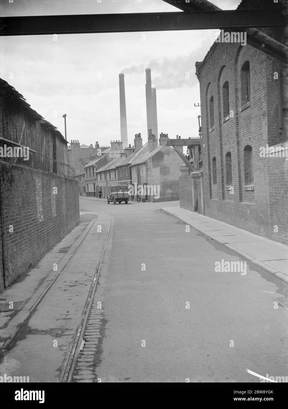 Las chimeneas de la fábrica de cemento en Northfleet Street en Northfleet, Kent, se vierten con humo. 1939 Foto de stock
