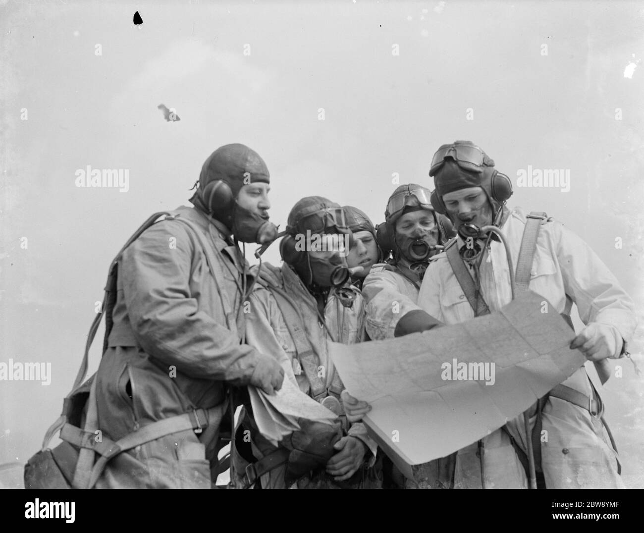Ensayo del día aéreo del Imperio RAF, Biggin Hill, Kent. Pilotos de 79 y 32 escuadrones revisar sus planes de vuelo antes de abordar sus cazas gloster en espera en el asfalto. 1937 Foto de stock