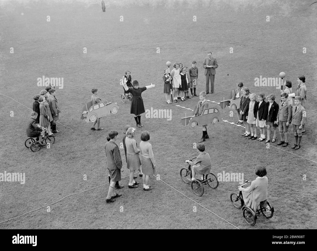 Instrucción de tráfico modelo para niños en la Escuela Mayplace en Crayford, Kent . 1939 Foto de stock