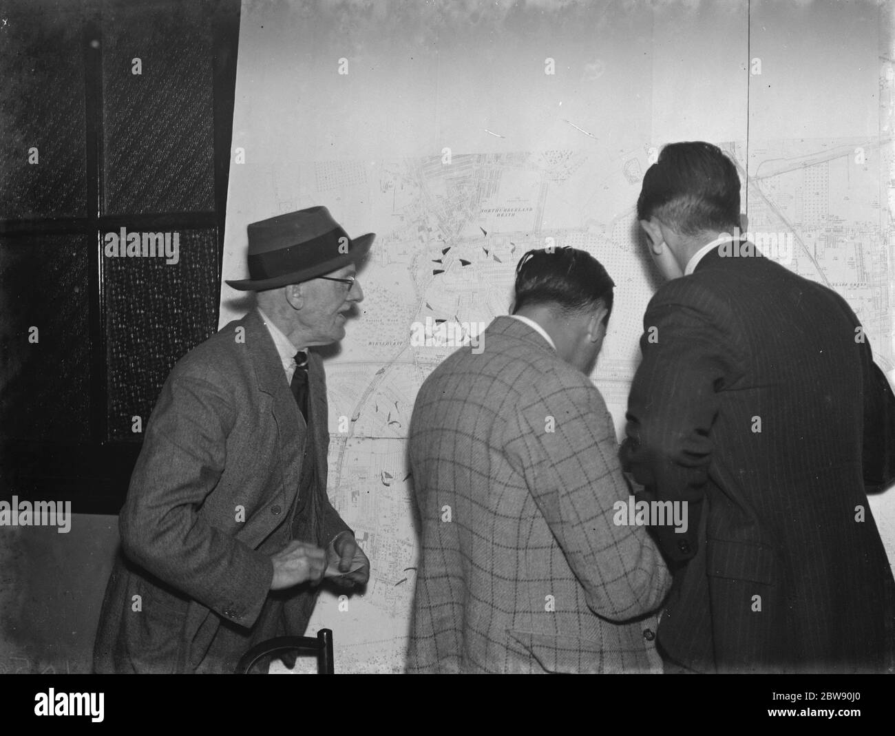 ARP ( Air RAID Precauciones ) guardias en Crayford , Kent , mirando los mapas de la zona . 1939 Foto de stock