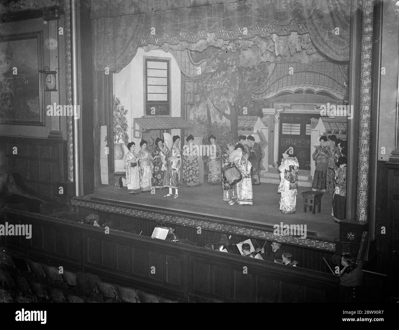 La Sociedad Dartford Amaturer dramático y operático interpretando ' el Mikado '. 1939 Foto de stock