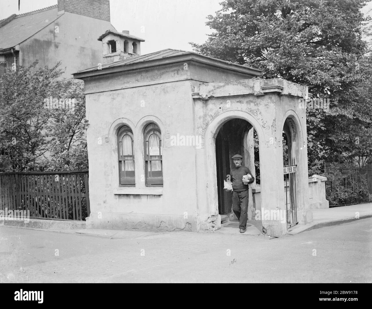 La entrada a un edificio que es una agencia de navegación, pilotos y acuarios en Royal Pier Road en Gravesend, Kent. 1939 Foto de stock